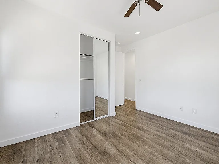 1050 W 57th St — Photo 30