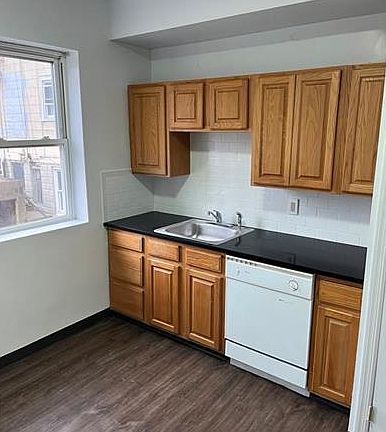 3rd image of 618 N Broadway