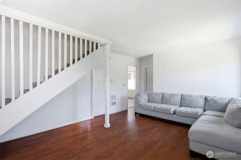 5th image of 709 Celery Avenue
