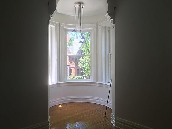 5th image of 419 Warren Cres APT 1
