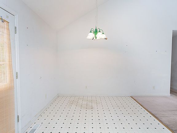 5th image of 222 Hollow View Dr SE