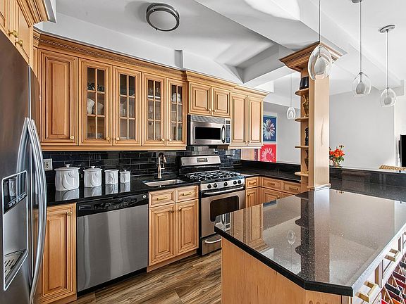 3rd image of 136 E 76th St APT 15A
