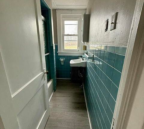 4th image of 394 Tripp St #1