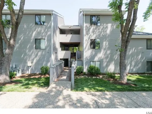 1329 Prospect Village Ln #10, Ballwin, MO 63021