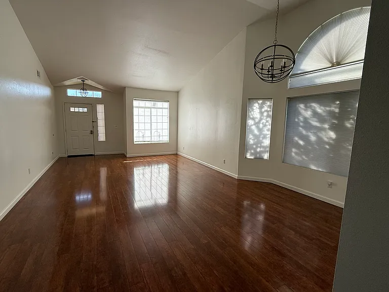 529 Northbrook Dr — Photo 2