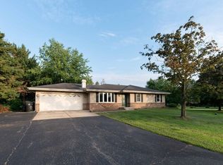5621 Coyote Trl, Roscoe, IL 61073