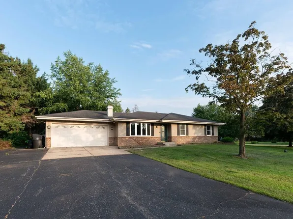 5621 Coyote Trl, Roscoe, IL 61073