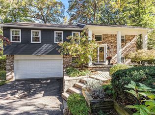1582 Chownings Glen Dr, Wixom, MI 48393