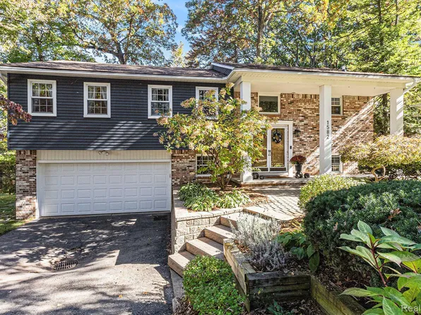 1582 Chownings Glen Dr, Wixom, MI 48393