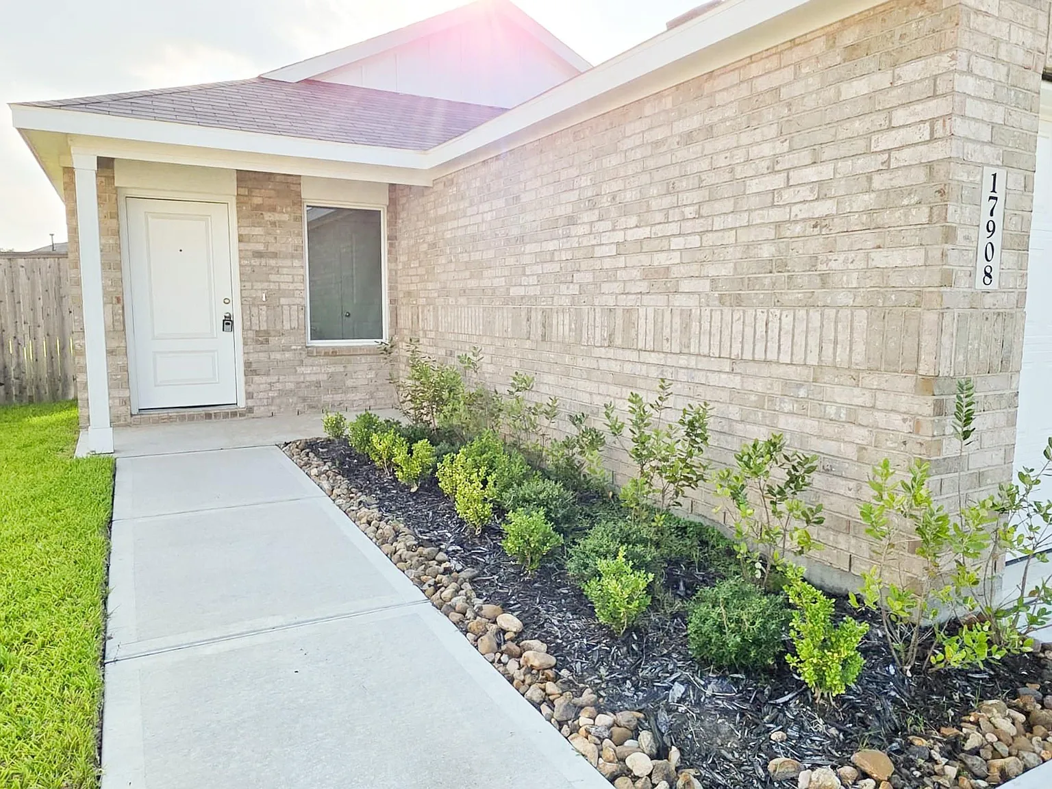 3 bed, 2.0 bath, 1409 sqft, $1,850 — Photo 2
