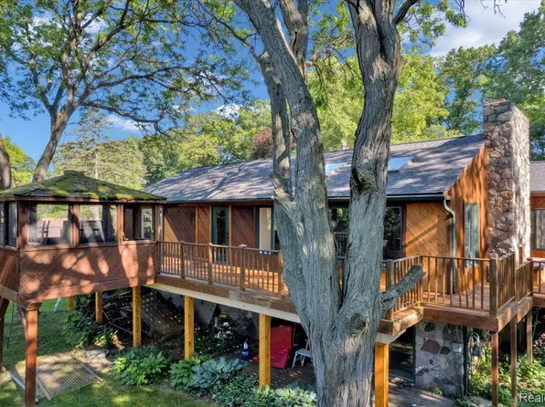 12050 Big Lake Rd, Davisburg, MI 48350