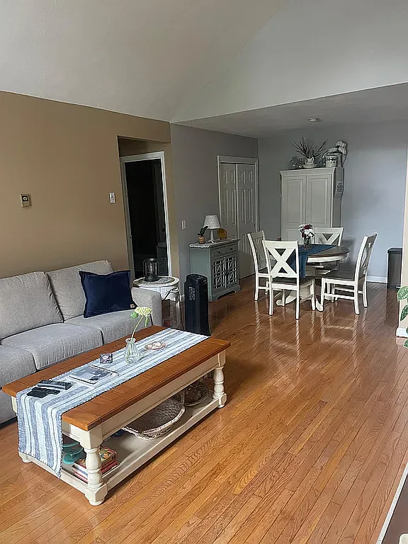 2 bed, 958 sqft, $2,000 — Photo 3