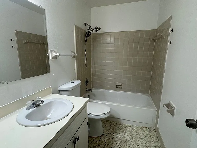 3233 Hillcrest Ln — Photo 9