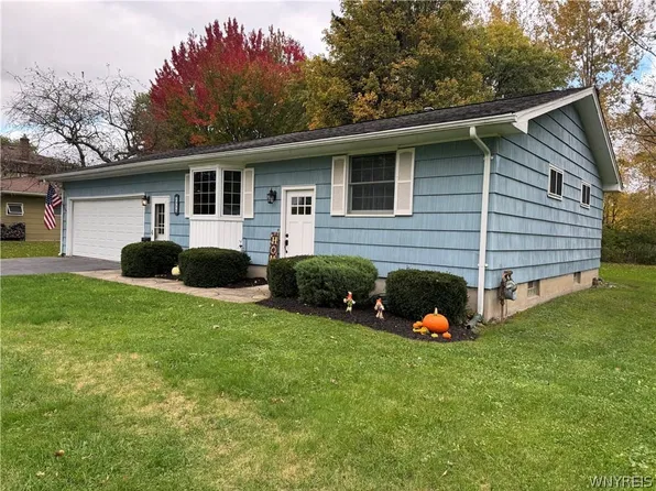 2956 Lemke Dr, North Tonawanda, NY 14120