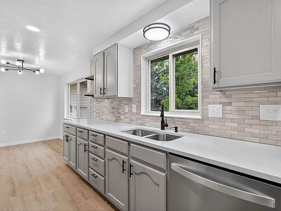 5th image of 325 Washington St