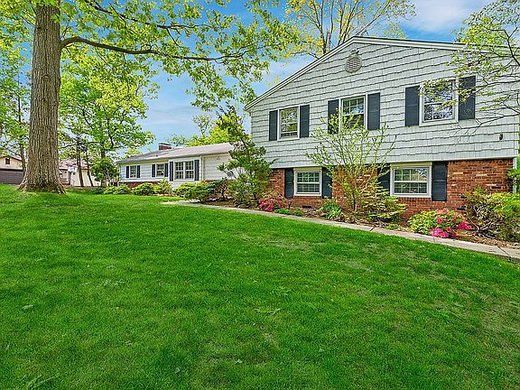 4th image of 42 Cornell Dr