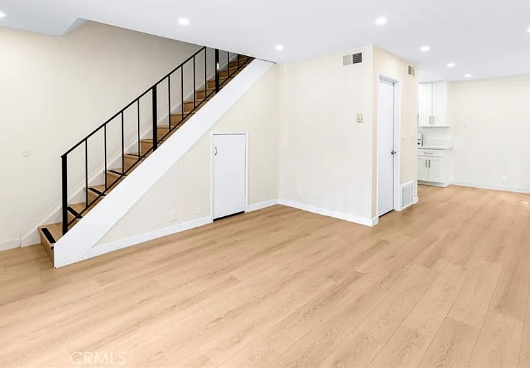 333 Riverdale Dr #17 — Photo 2