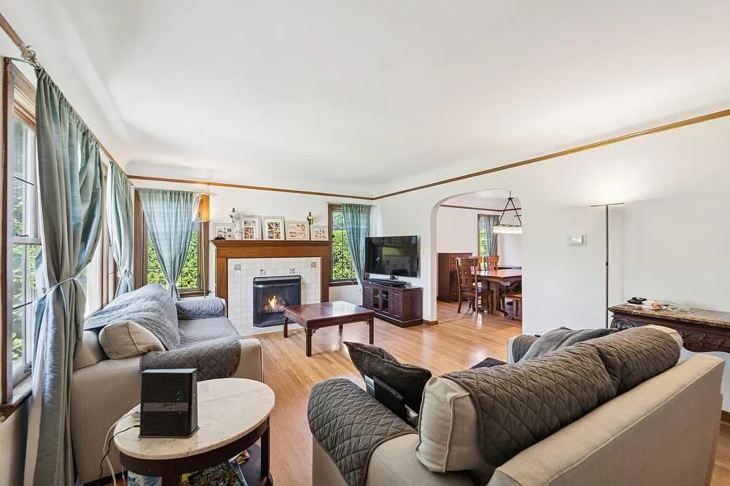 Queen Anne Home - 3 bedrooms + den — Photo 2