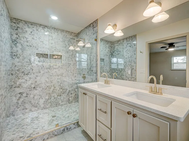 2716 Carlton Way — Photo 4