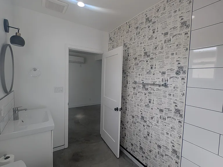 1731 Franklin St #4 — Photo 8