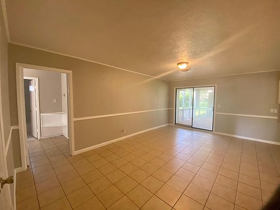 4th image of 950 Iris Ln
