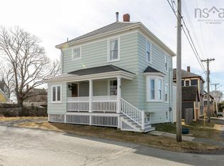 72 Kaulbach St, Lunenburg, NS B0J2C0