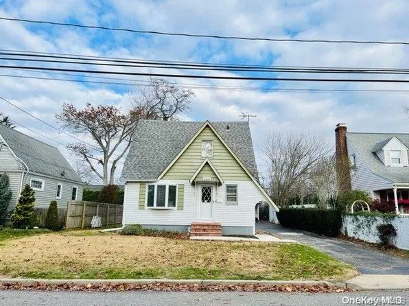 3979 William Street, Seaford, NY 11783