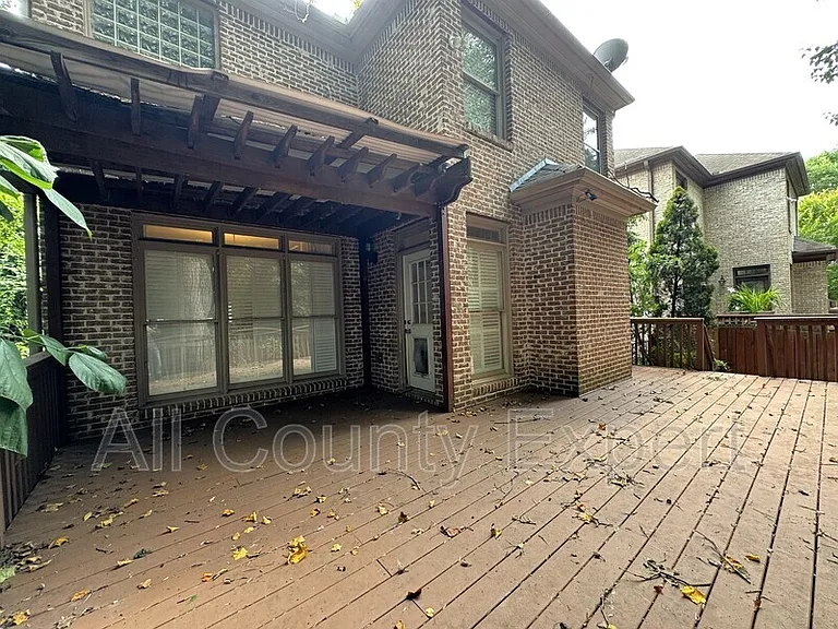 871 Lenox Ct NE — Photo 36