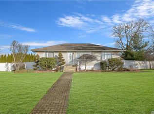 351 W 1st St, West Islip, NY 11795