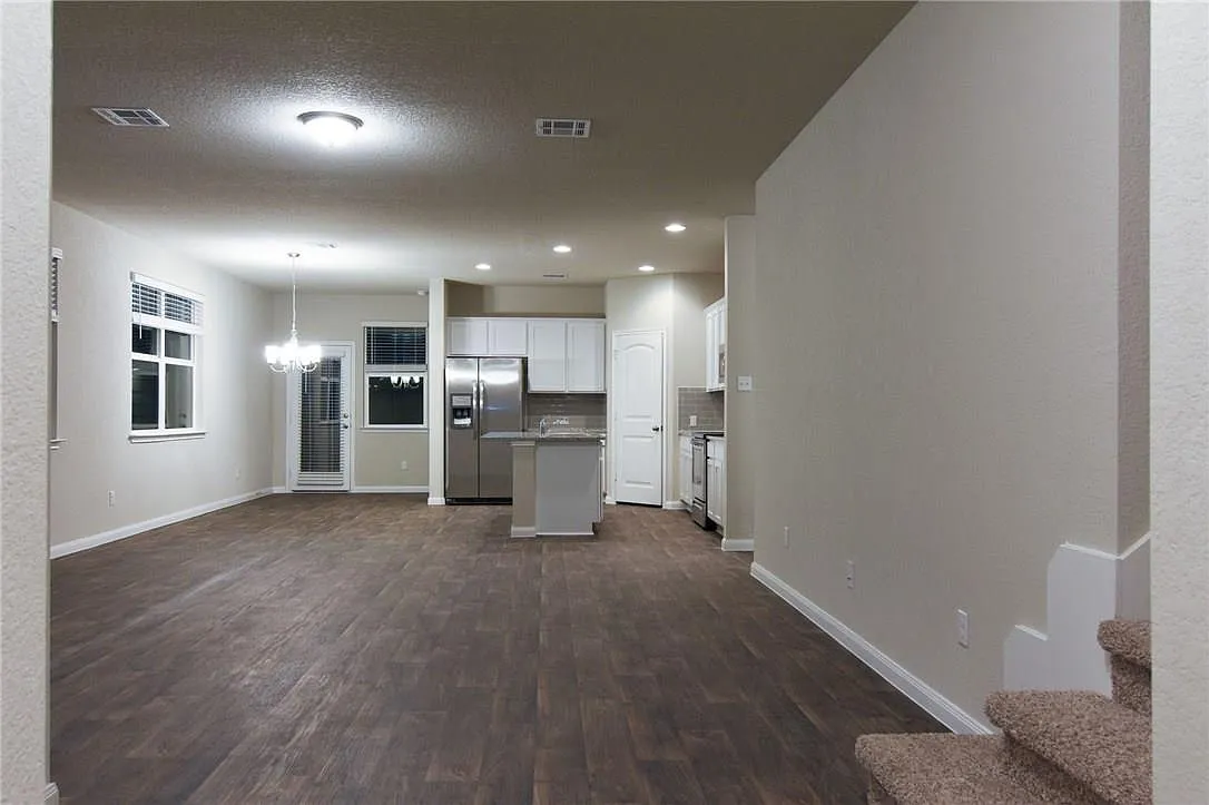 4 bed, 3.0 bath, 2321 sqft, $2,400 — Photo 4