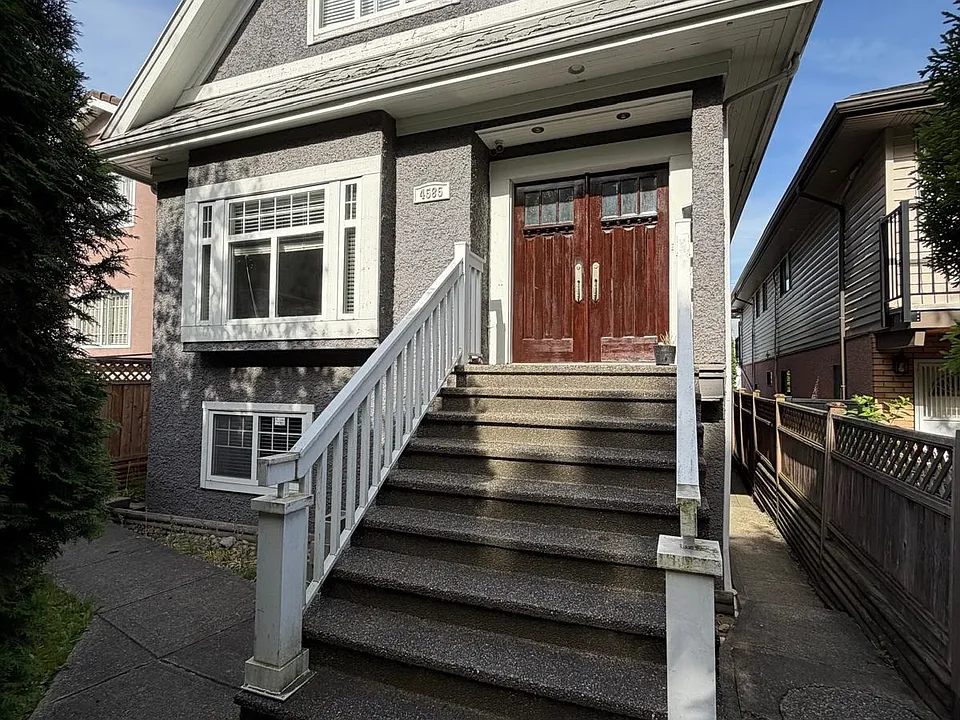 4585 Commercial St