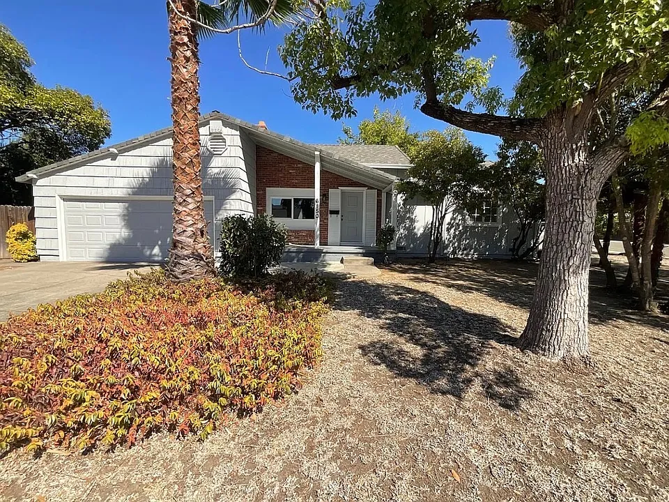 6130 Parkoaks Dr