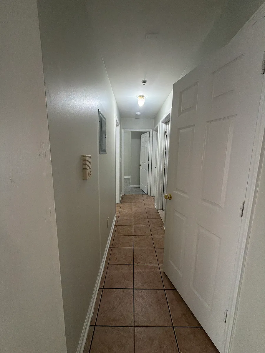 Building Photo - 82 Hawthorne Ave #1R