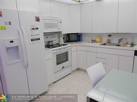 4th image of 2111 Oakridge Cir #V