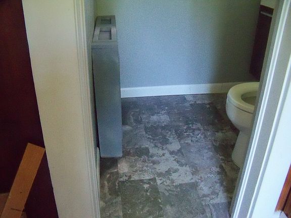 5th image of 21 Dixon Ave