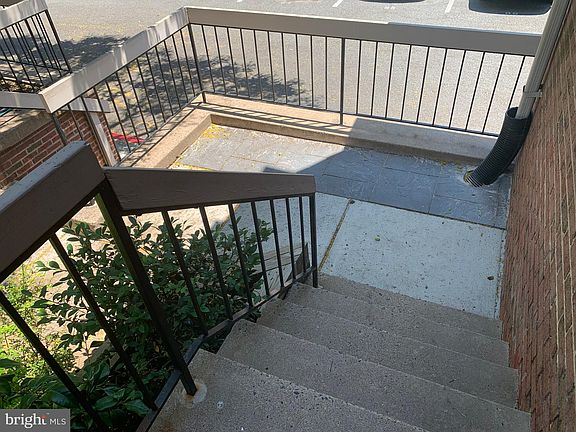 4th image of 1679 Kenwood Ave #B