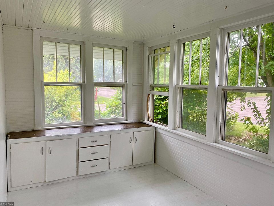 2nd image of 302 1st Ave NE