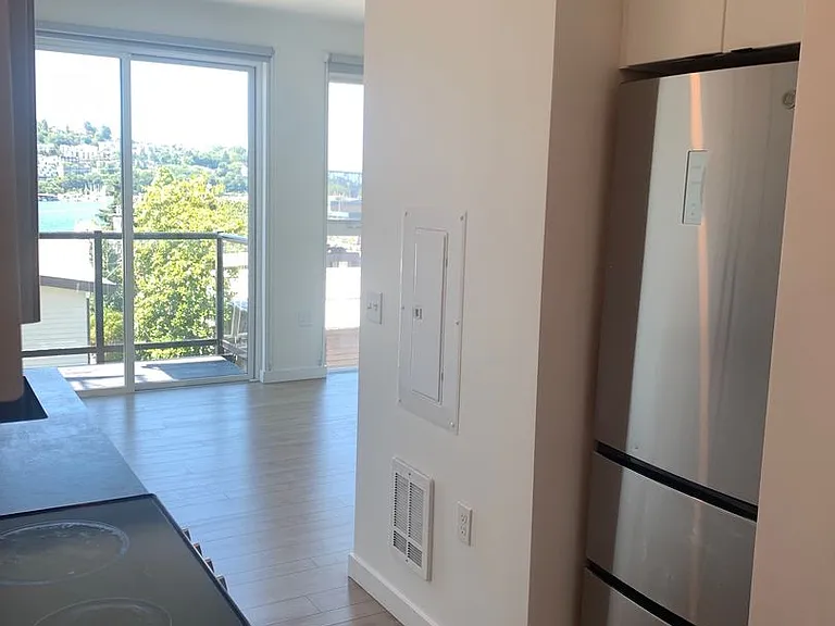 Welcome to Lakeview! - Live in Luxury & Style in the heart of Eastlake — Photo 36