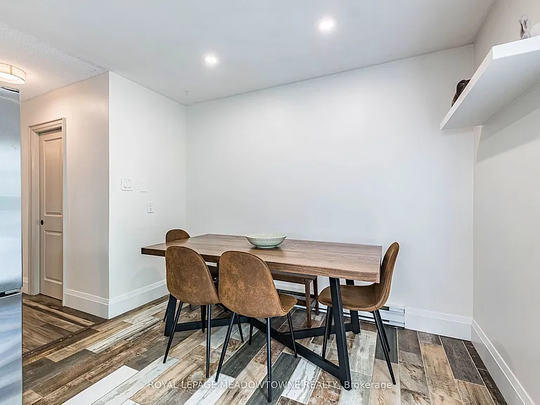 520 Pineview Gdns — Photo 11