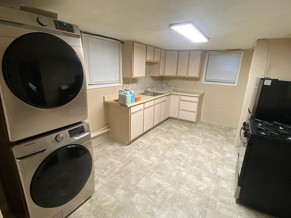Kitchen with washer/dryer