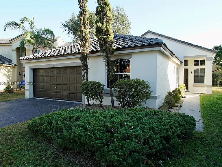 658 Stanton Dr — Photo 2