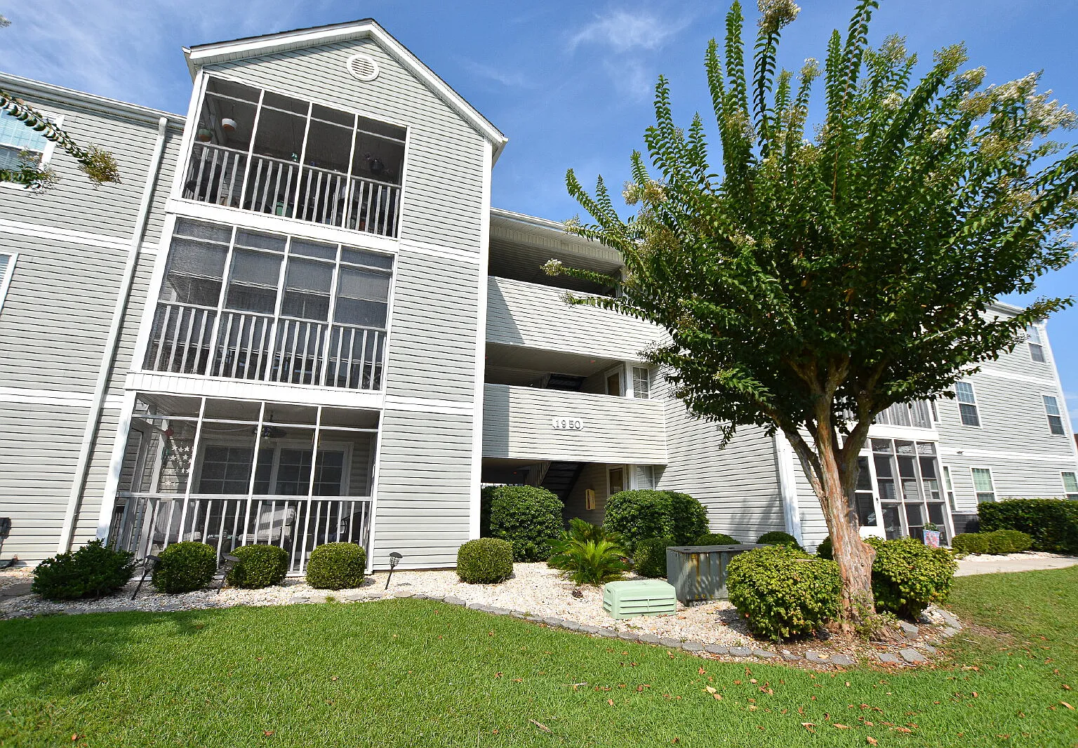 3 bed, 2.0 bath, 1170 sqft, $1,900 — Photo 2