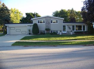 1911 Manor Ln, Park Ridge, IL 60068