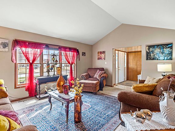 5th image of 61 Chateau Dr