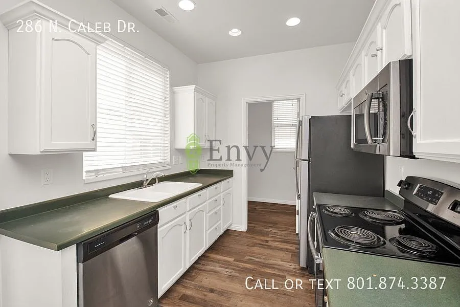 Beautiful 3 Bed - 2 Bath Pet Friendly Home in Amazing North Salt Lake! Available on September 10th! — Photo 4