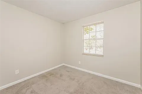 2573 Stratford Ln — Photo 8