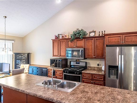 5th image of 373 Clear Springs Ct