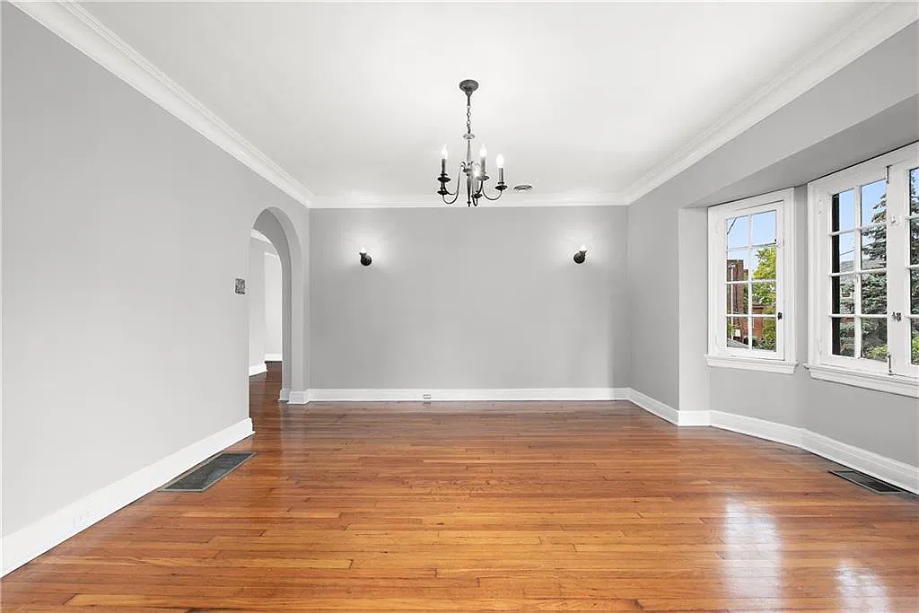 5 bed, 2375 sqft, $4,494 — Photo 4