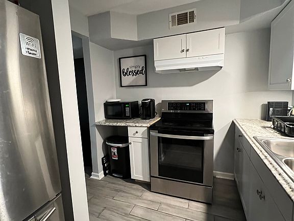 3rd image of 3021 Pine St