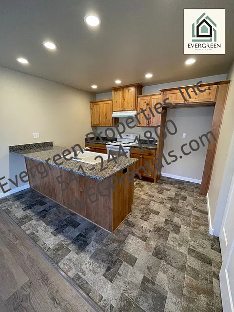 1012 SW Oliver Pl - 1 — Photo 4